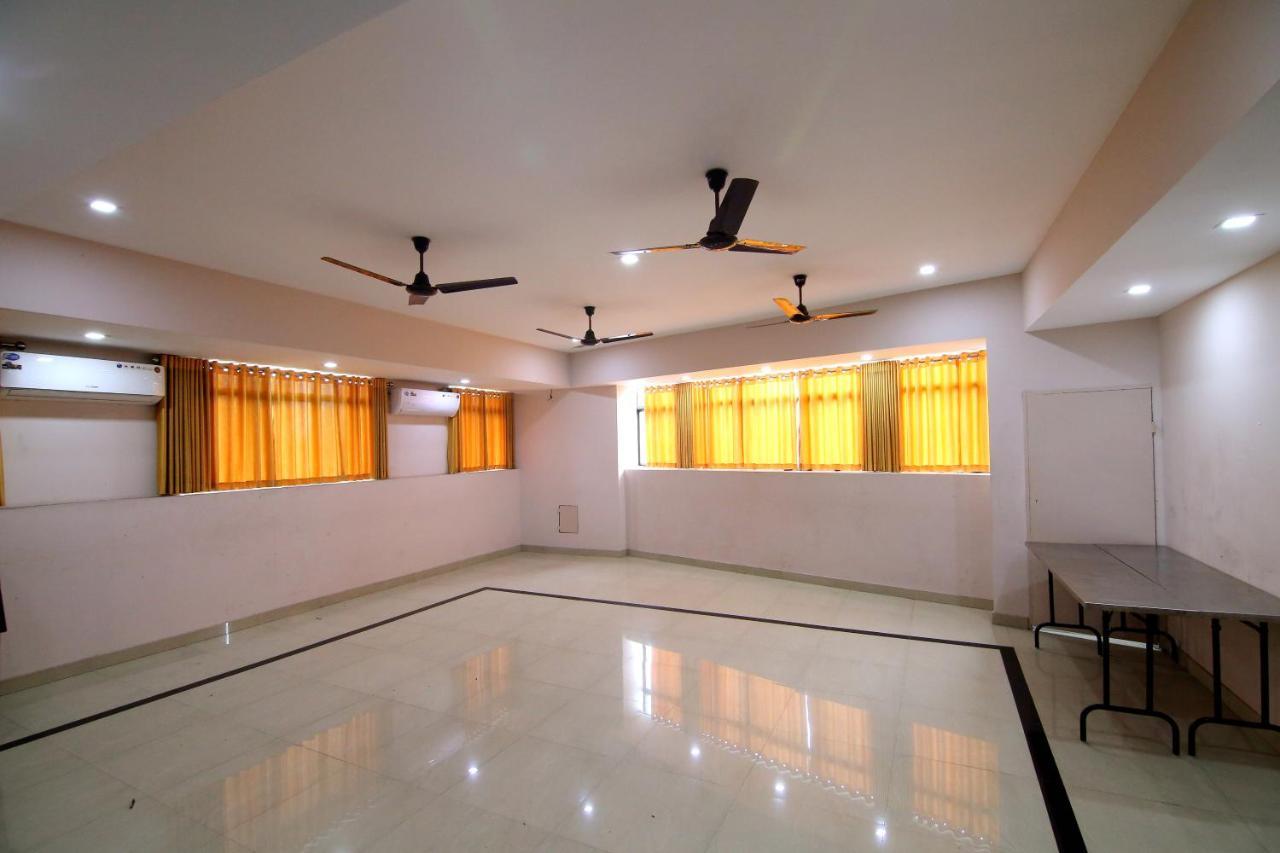 Отель Devanganam Residency Гуруваюр Экстерьер фото